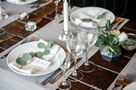 Mesa con platos y copas